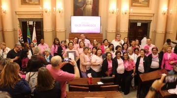 mulheres recebem premio vestidas de rosa #paratodosverem