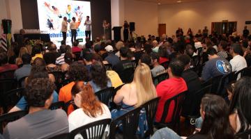 pessoas acompanhando o prêmio #paratodosverem