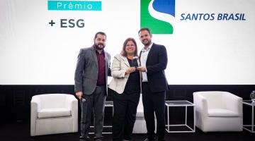 pessoas em palco recebendo troféu #paratodosverem 