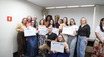 pessoas mostram certificados #paratodosverem