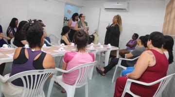 mulheres acompanham encontro #paratodosverem 