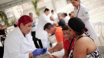 mulher passa por exames na tenda da praça #paratodosverem