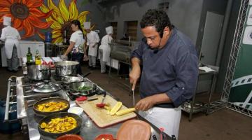 Chefs renomados dão show em aulas e apresentam diferentes culturas em Santos