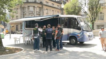 pessoas em frente a uma van #paratodosverem