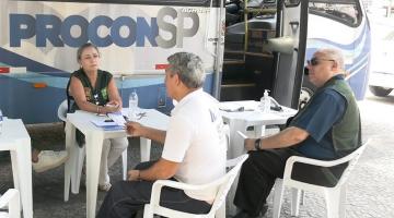 pessoas sendo atendidas no procon móvel #paratodosverem 