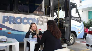 mulher sendo atendida na van do procon móvel #paratodosverem
