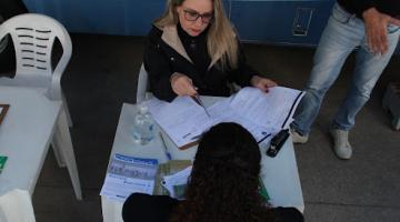 mulher atende consumidora na frente da van do procon #paratodosverem