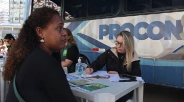 mulher sendo atendida em unidade do procon móvel #paratodosverem