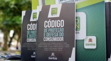 exemplares do código do consumidor sobre uma mesa. #paratodosverem