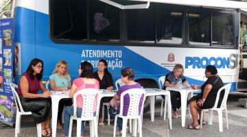 pessoas sendo atendidas no procon móvel #paratodosverem 