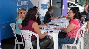 pessoas sendo atendidas no procon móvel #paratodosverem 