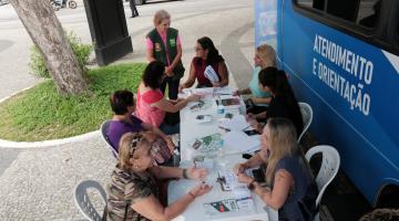 pessoas sendo atendidas no procon móvel #paratodosverem 