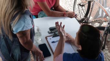 pessoas sendo atendidas no procon móvel #paratodosverem 