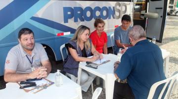 pessoas são atendidas na van do procon #paratodosverem 