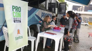 pessoas sendo atendidas na van #paratodosverem