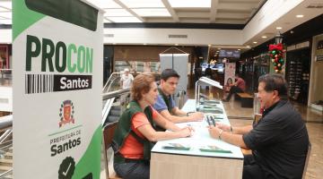 pessoas tirando  dúvidas no procon #paratodosverem