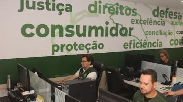 pessoas trabalhando no procon #paratodosverem