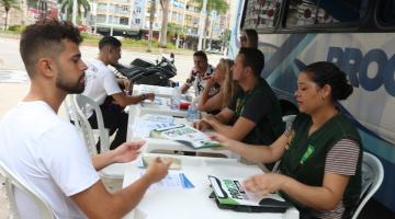 pessoas sendo atendidas no procon móvel #paratodosverem 