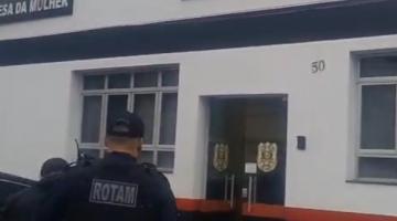 procurado sendo levado a delegacia #paratodosverem 