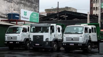 três caminhões parados na nova sede #paratodosverem