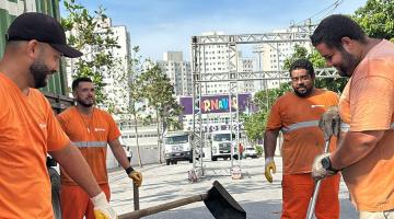 operários limpando bueiro #paratodosverem 