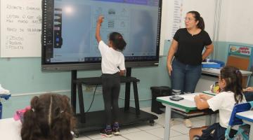professora dnado aula #paratodosverem 