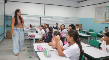 professora em sala de aula #paratodosverem