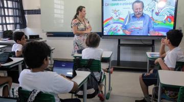 professora na sala de aula #paratodosverem
