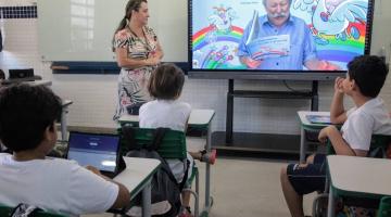 Professora dando aula   #paratodosverem 