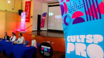 pessoas em uma mesa durante o evento #paratodosverem 