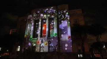 fachada do palácio josé bonifacio com projeção natalina à noite. #paratodosverem