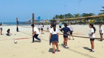 crianças jogando vôlei na praia #paratodosverem 