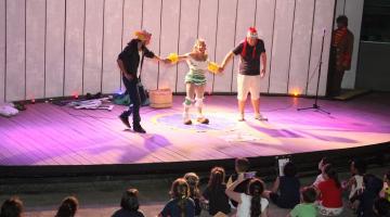 Cena de uma peça teatral. #Paratodosverem.