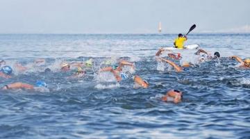 Nadadores na prova aquática. #paratodosverem.