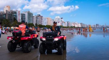 dois quadriciclos do samu conduzidos por profissionais uniformizados, na beira d'água. #paratodosverem 