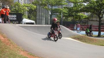 crianças de bicicleta em pista de pump track #paratodosverem