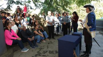 pirata fala a visitante do outeiro #paratodosverem