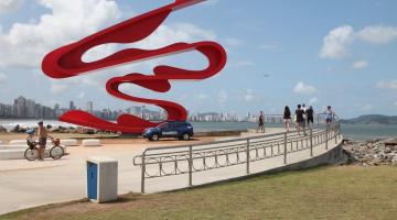 vista do novo quebra-mar, com monumento idealizado por tomie ohtake em primeiro plano. #paratodosverem 