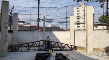 homem trabalhando em quadra #paratodosverem