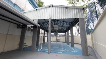 Imagem da nova quadra na UME Cidade de Santos. #paratodosverem