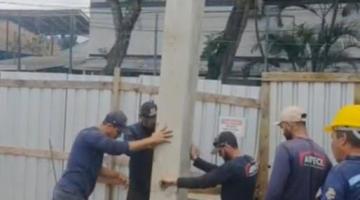 operários instalam estaca #paratodosverem 