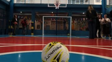 bola em quadra nova #paratodosverem