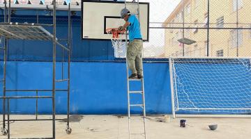operário mexe em tabela de basquete #paratodosverem 