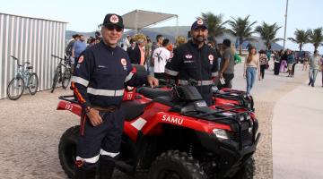 dois atendentes do samu com quadriciclos #paratodosverem 