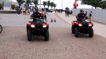 dois quadricíclos em pista, sendo dirigidos por dois homens. #paratodosverem