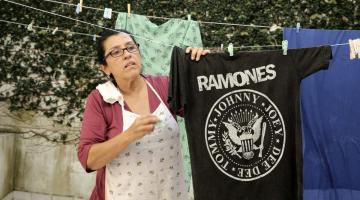 atriz pendura roupa no varal em cena de filme #paratodosverem