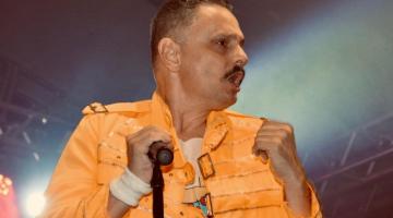 cantor se apresenta #paratodosverem