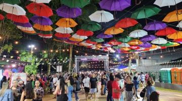 pessoas na quermesse #paratodosverem 