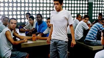 cena do filme querô com um jovem dentro de  uma instituição para infratores. #paratodosverem