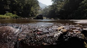 ÁGUA EM CACHOEIRA COM GRANDE ROCHA EM PRIMEIRO PLANO. #PARATODOSVEREM